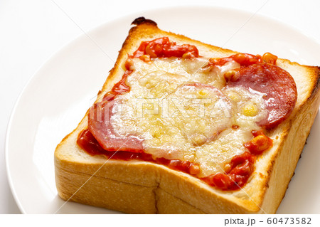 ピザトースト(白皿･白バック)。乗せて焼くだけ簡単朝食イメージ。 60473582