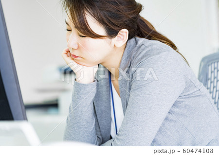 体調不良の女性 60474108