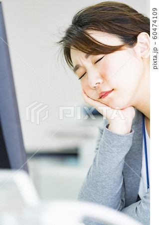 体調不良の女性 60474109
