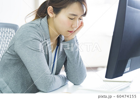 体調不良の女性 60474155