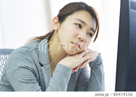 体調不良の女性 体調不良の女性 60474156