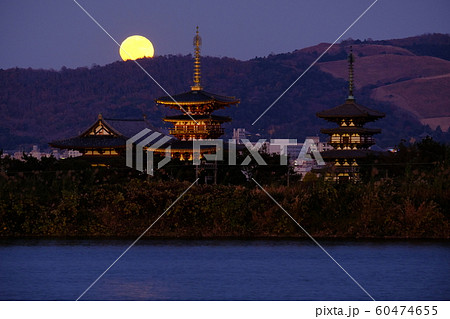 満月と薬師寺の夕景（奈良市西ノ京） 60474655