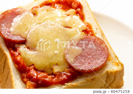 ピザトーストのアップ(白皿･白バック)。乗せて焼くだけ簡単朝食イメージ。 60475259