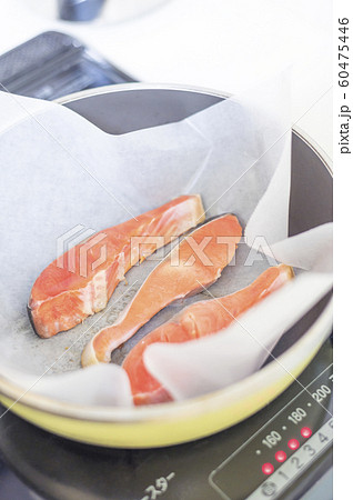 フライパンでつくる焼き魚 フライパンでつくる焼き魚 60475446