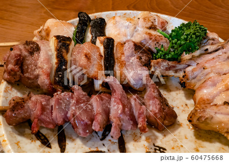 焼き鳥盛合せ 横から接写 宮川本店 東京 八重洲 皿 横 60475668