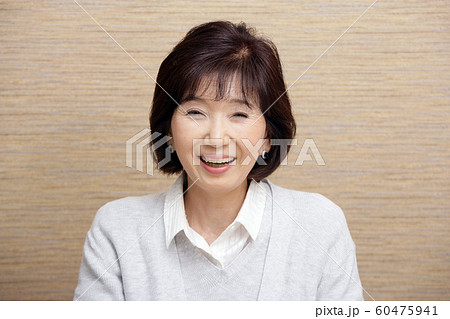 笑顔 シニア女性 笑顔 シニア女性 60475941