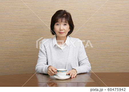 お茶　シニア女性 60475942