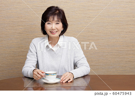 お茶 シニア女性(左寄せ) お茶 シニア女性(左寄せ) 60475943