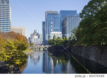 皇居 平川濠と都市風景 60476489