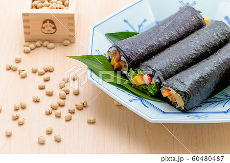 行事: 節分 恵方巻き 巻き寿司 行事: 節分 恵方巻き 巻き寿司 60480487