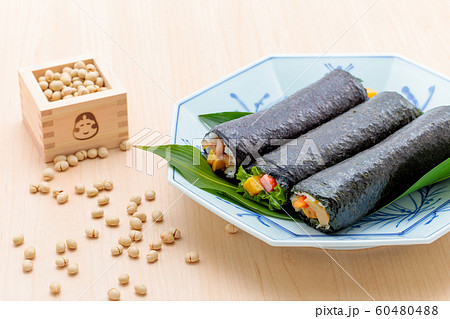 行事: 節分 恵方巻き 巻き寿司 行事: 節分 恵方巻き 巻き寿司 60480488