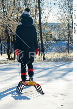 Child pulls sled broke snow snow in winter 60481350