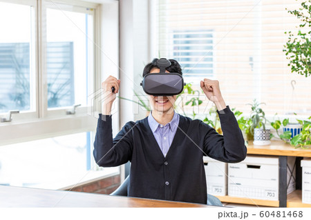 VRゴーグル ゲーム 男性 ガッツポーズ 60481468