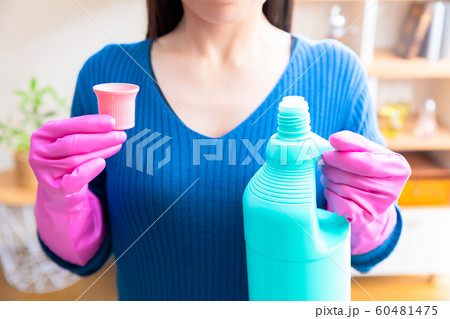 塩素系漂白剤を持つ女性 塩素系漂白剤を持つ女性 60481475
