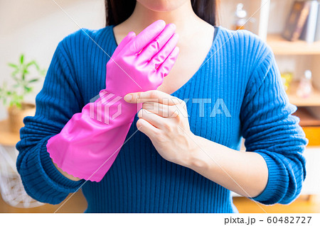 ゴム手袋をつける女性 ゴム手袋をつける女性 60482727