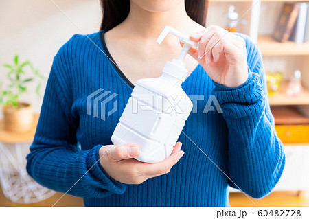 アルコール除菌する女性 手指消毒スプレー アルコール除菌する女性 手指消毒スプレー 60482728