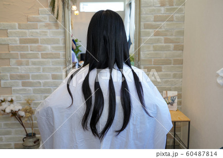 ヘアドネーションする女性 60487814