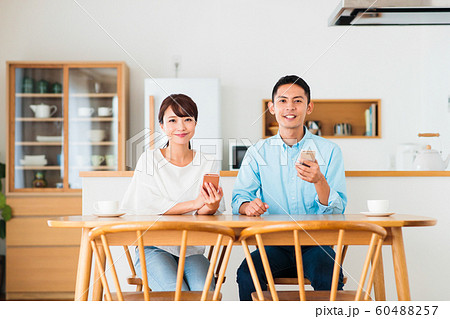 夫婦 新婚 カップル 家族 ライフスタイル リビング 夫婦 新婚 カップル 家族 ライフスタイル リビング 60488257