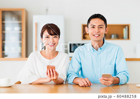 夫婦　新婚　カップル　家族　ライフスタイル　リビング 60488258