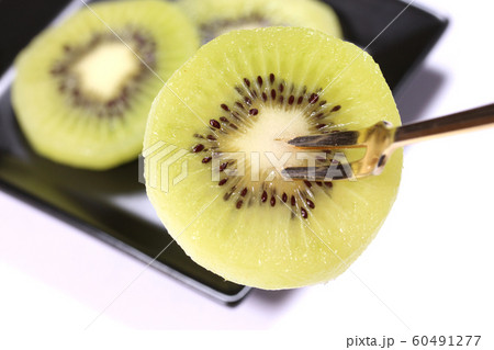 スライスしたキウイを食べる スライスしたキウイを食べる 60491277