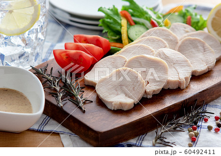 鶏ハムと野菜サラダの盛り合わせ 60492411