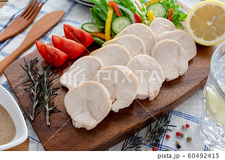 鶏ハムと野菜サラダの盛り合わせ 60492415