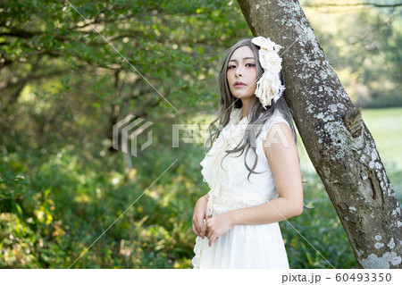 森林の中にいる中にいる女性 森林の中にいる中にいる女性 60493350