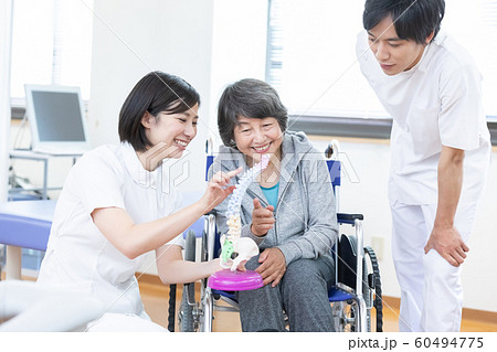 医療　シニア女性とドクター 60494775