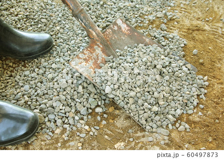 砂利を敷く 60497873