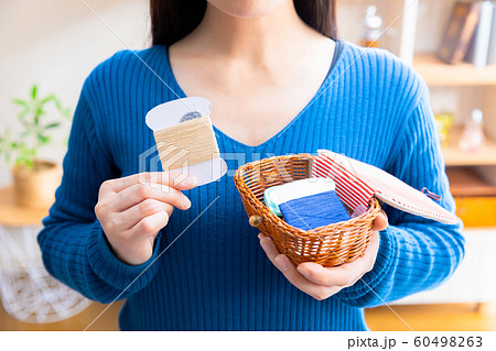 糸を持つ女性 ソーイングセット 糸を持つ女性 ソーイングセット 60498263