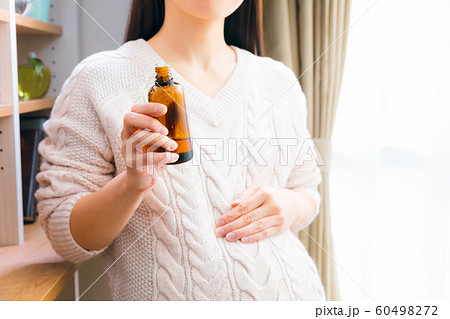 オイルを付ける妊婦 オイルを付ける妊婦 60498272