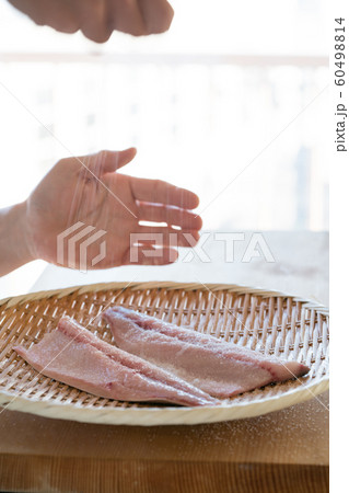 鯖に塩をふる板前 60498814