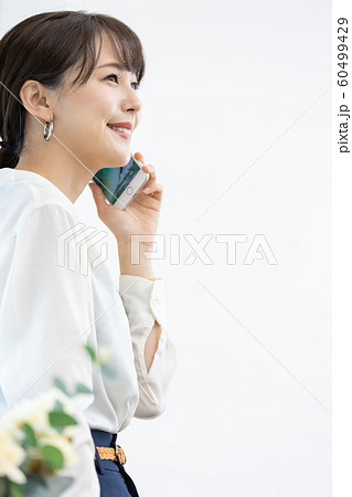 若い女性 スマホ 携帯電話 縦構図 若い女性 スマホ 携帯電話 縦構図 60499429