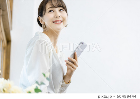 若い女性　スマホ　携帯電話 60499444