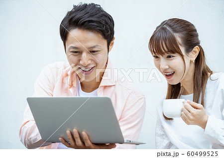 夫婦 カップル ちょっとこれ見てよ わあ! 夫婦 カップル ちょっとこれ見てよ わあ! 60499525