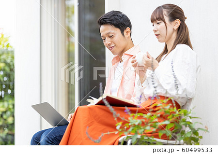 夫婦　カップル　テラス　縁側　くつろぐ 60499533