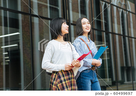 キャンパスを歩く大学生　　撮影協力「近畿大学」　 60499697