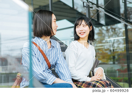 階段に座って談笑する大学生 撮影協力「近畿大学」 階段に座って談笑する大学生 撮影協力「近畿大学」 60499926