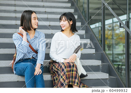 階段に座って談笑する大学生 撮影協力「近畿大学」 階段に座って談笑する大学生 撮影協力「近畿大学」 60499932