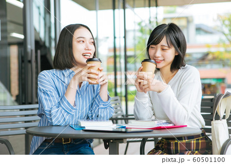 テラスで休憩する大学生　撮影協力「近畿大学」　 60501100