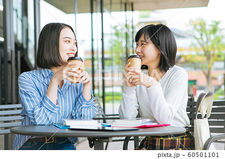 テラスで休憩する大学生　撮影協力「近畿大学」　 60501101