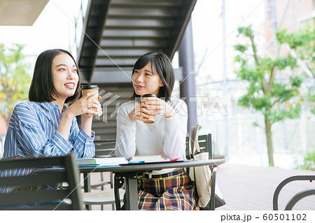 テラスで休憩する大学生　撮影協力「近畿大学」　 60501102