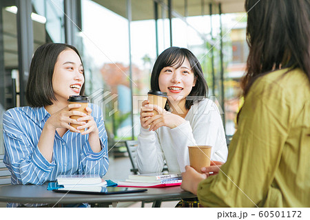 テラスで談笑する大学生 撮影協力「近畿大学」 テラスで談笑する大学生 撮影協力「近畿大学」 60501172