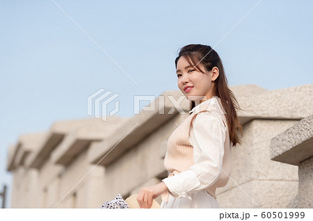 韓国人 若い女性 公園 60501999