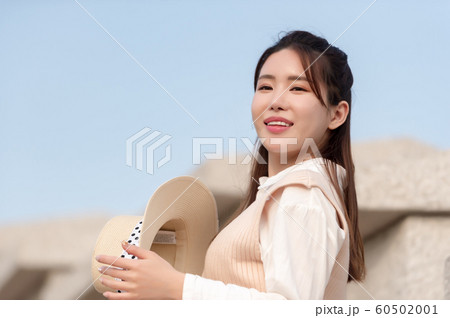 韓国人 若い女性 公園 60502001