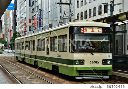 広島電鉄、紙屋町東電停に停車中の3800形電車 60502436