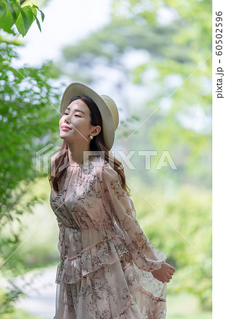 韓国人 若い女性 公園 60502596