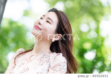 韓国人 若い女性 公園 60502652