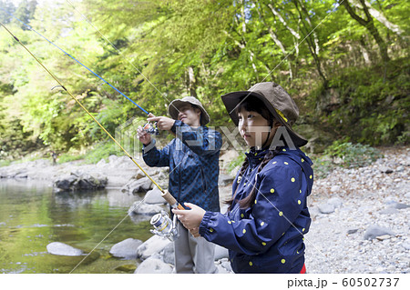 渓流釣りイメージ 親子　ファミリー 60502737