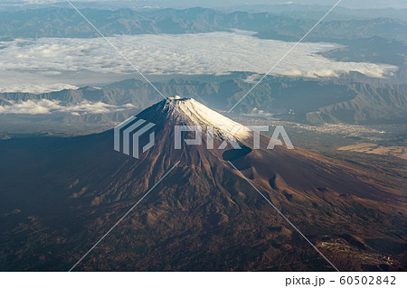 富士山　航空写真　広大　イメージ　写真　快晴　綺麗　鳥瞰　俯瞰　空中写真　高空写真　空撮写真　飛行機 60502842